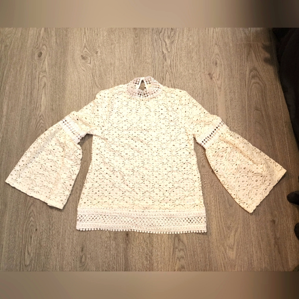 2-tone white knit bell sleeve cutout top, S* but fits larger